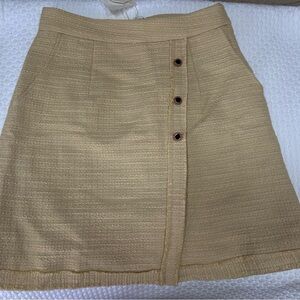 Chic and cute! Pastel yellow miniskirt, perfect for Spring